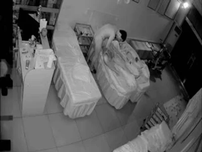 【按摩店摄像头破解偸拍】中年夫妻半夜性生活激情不怕把孩子吵醒...