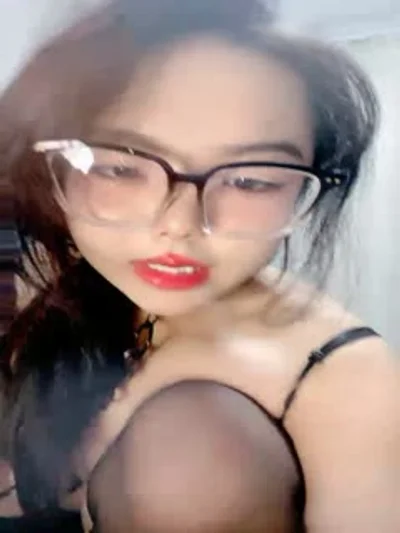 【我还是个处】肉欲系美女，丰乳肥臀黑白丝袜，掰开肥穴特写的。！