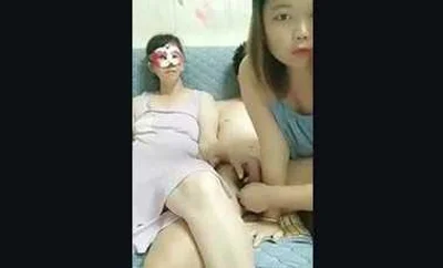 真实母女双飞 老爸死的早 女婿当老公 女儿还挺孝顺 男的明显更爱干岳母