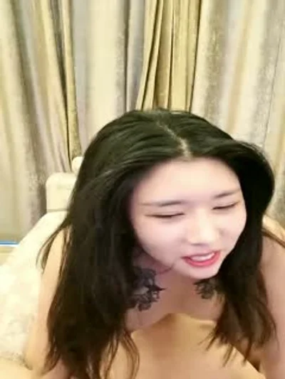 胸前玫瑰纹身骚骚妹纸和炮友大秀，舔屌口交展示口活，骑上来整根插入，69姿势舔逼，双腿肩上扛抽插猛操。