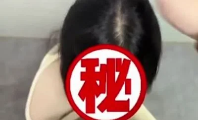 把来拜年的姐姐拉进厕所给操了，先口爆再后入，外面全是亲戚