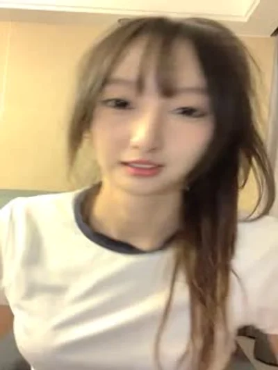 泡泡咕青春漂亮的女神，偶像明星般的9分顶级颜值，大大的眼睛炯炯有神_还有极品长腿高挑的身材.
