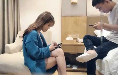一个骚蜜桃_小哥今天要精尽人亡，顶级双飞名场面轮流干.