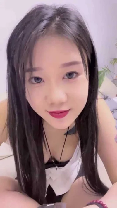 新人主播 微走光露出奶头小红帽直播