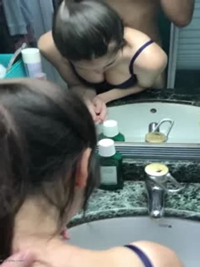 淫荡情侣厕所浴台站立后入抽插 气氛很不错.