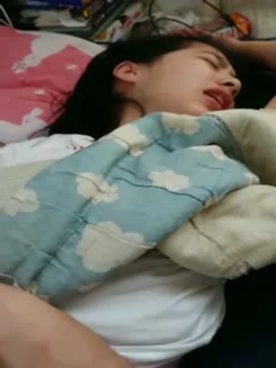 刚破处没多久的女友被手指玩哭 (1)