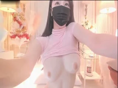 #直播 美女想要被操逼，秀出迷人的奶子