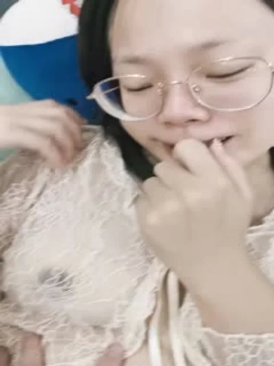 闷骚四眼妹