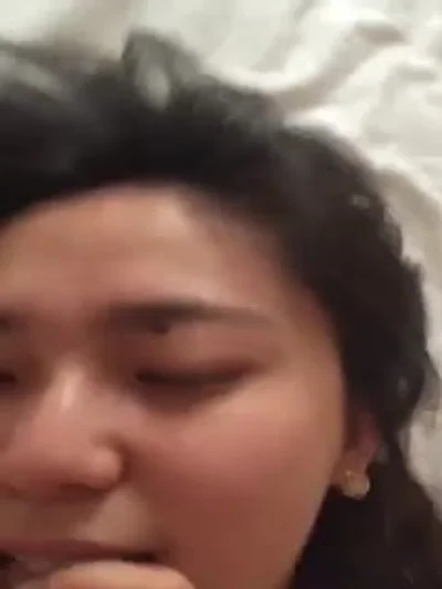 妞儿被操得淫声乱叫，表情真骚