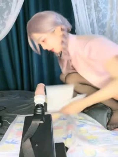 麻花辫网红美女！无毛粉穴炮机自慰！跳蛋塞入骚逼