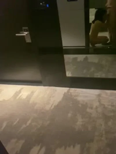 紧张刺激 酒店开着门口交深喉肉棒