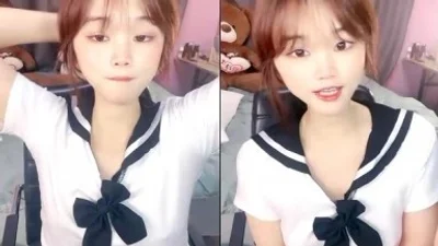 和男友激情操逼情趣制服一脸呆萌扶着屌吸吮骑上来抱着屁股操爽的直浪叫.