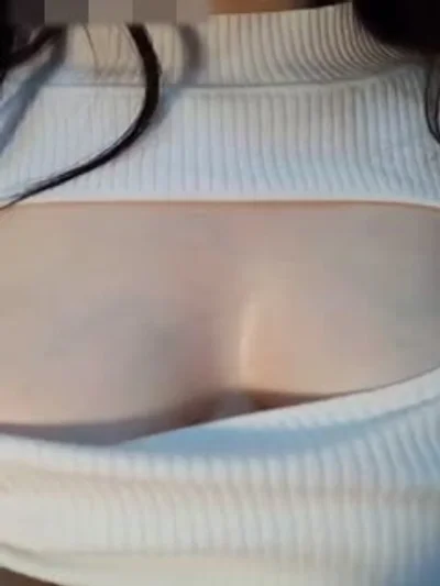 【利哥探花】：甜美乖巧JK制服良家小妹，中途被大神偷偷的摘套插入毫无察觉