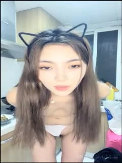 贤惠大方美少妇居家果体下厨做饭.