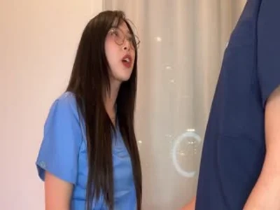 变态医生说服年轻的亚裔实习生通过献身来得到进步_