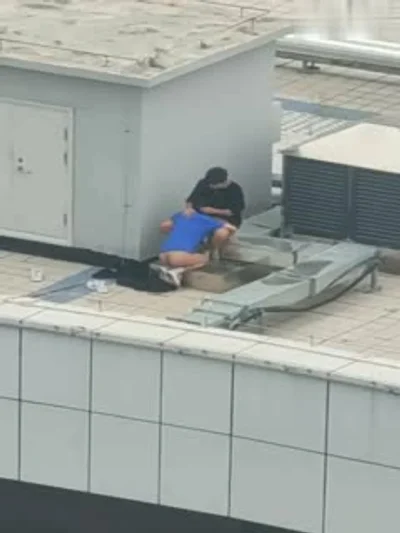 小情侣寻刺激跑天台啪啪