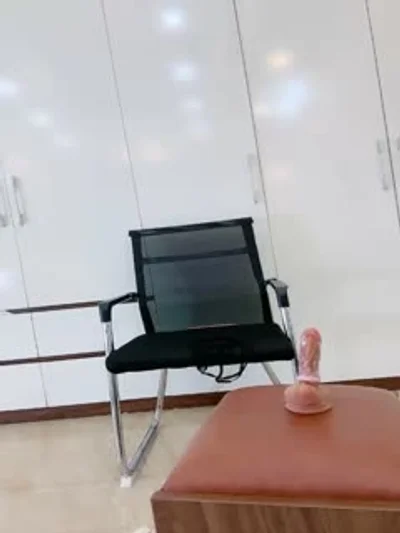 #吹小泡泡_极品御姐小少妇，丝袜高跟站立一字马展示