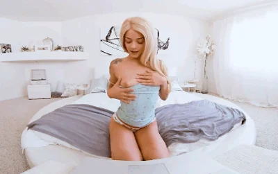 性感顽皮的金发女郎肩上有纹身