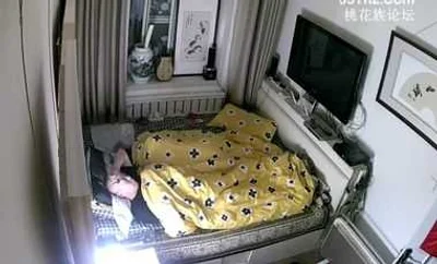 The camera secretly filmed the daughter returning to her parents&#39; home and being called up by her bald father to have sex in the middle of the night