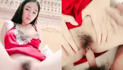 Long-haired cute girl &quot;Xiao Sisi&quot; sexy red dress live masturbates, makes her pussy wet and then lets the real cock pump