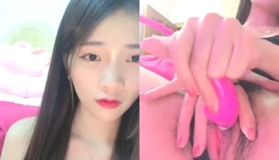 The elegant goddess was alone at home, so she had to live broadcast masturbation to accompany netizens