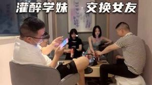 交换短发冷库女友看她在别人大鸡巴下极致反差贱样