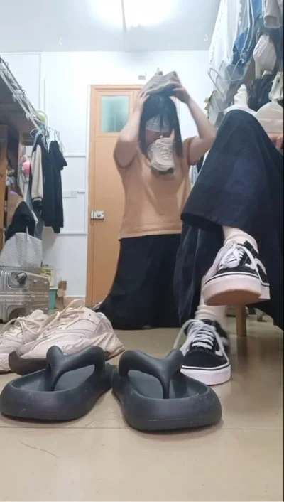 Dormitory playing with female tongue to clean roommate&#39;s dirty shoes