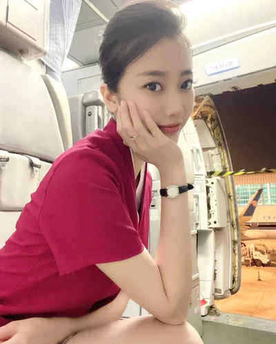 It was revealed that a large number of indecent videos of a 22-year-old stewardess on an international flight seducing the captain were leaked