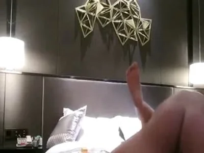 酒店电召两个兼职援交女双飞，轮流操起来
