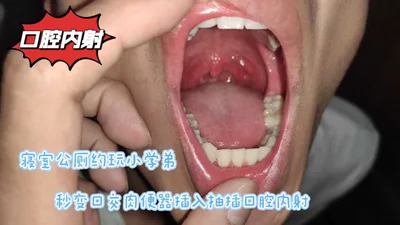 The dormitory building public toilet made an appointment with the junior brother to give a blowjob in a second. The meat toilet was inserted and thrust into the mouth and ejaculated.