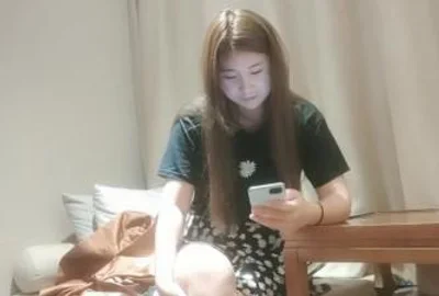 良家气息浓郁的小少妇，一把扯开内裤抠穴，白嫩听话口交卖力