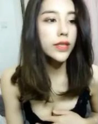 气质女神美女主播穿着性感黑丝正和网友聊天时被下班回来的帅男友看见怒打屁股后狠狠爆插