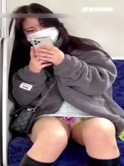 A beautiful girl was secretly photographed taking the elevator in the subway and was cheated