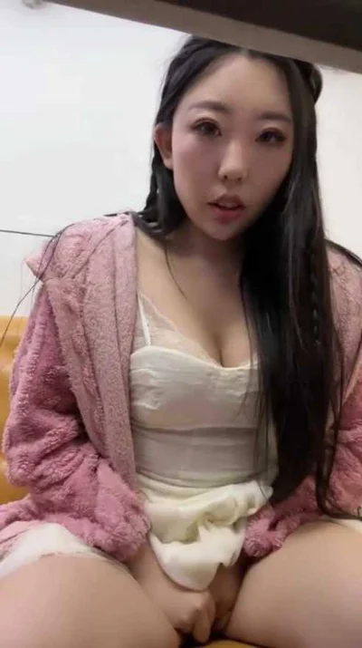 A slutty young woman with big nipples is ready to seduce an employee in the password room. 10 rockets are broadcast on the door-to-door service. Little Red Riding Hood live broadcast