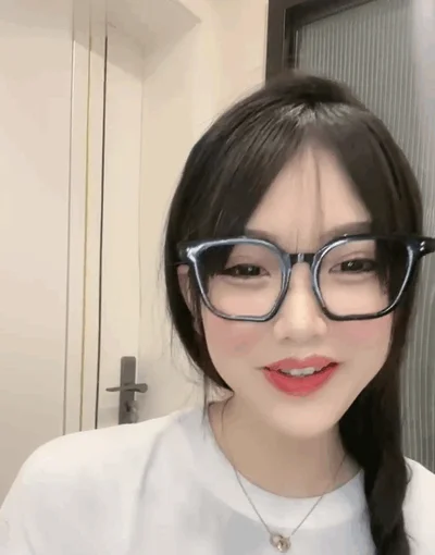 Wearing black frame glasses to record the live broadcast