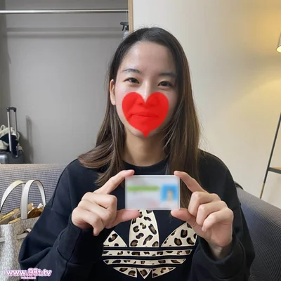 连瓶盖都打不开的高颜值妹子，在床上倒玩的挺开。