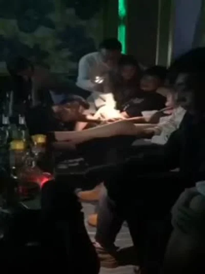 公共场所烟头烫屄，是个狠人。